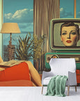 Papier peint vintage - Femme près d’une télévision