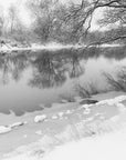 Papel tapiz en blanco y negro - Río en un paisaje nevado