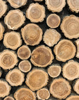 Holztapete – Holzscheite auf schwarzem Hintergrund