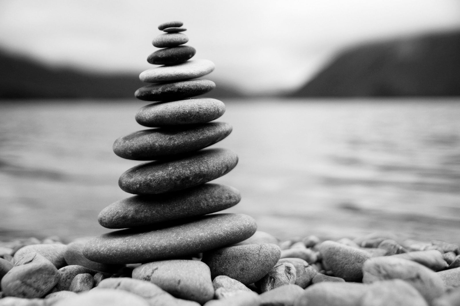 Papier Peint Japonais - Pyramide de Galets Zen Noir et Blanc