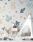 Papier Peint Enfant – Petites Créatures et Feuilles Douces