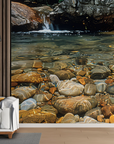 Papier peint cascades - lit de galets sous l'eau claire