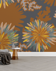 Papier peint fleuri - grands dahlias dorés et fond kaki sombre