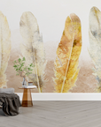 Papier peint boho - alignement de grandes plumes dorées