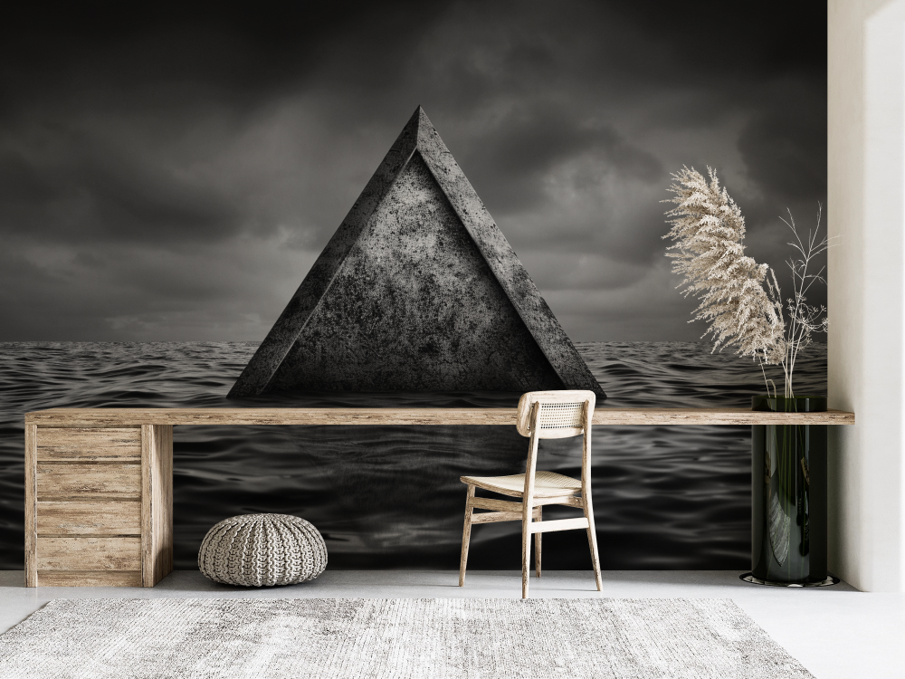 Papier peint nature - pyramide abstraite sur une mer sombre