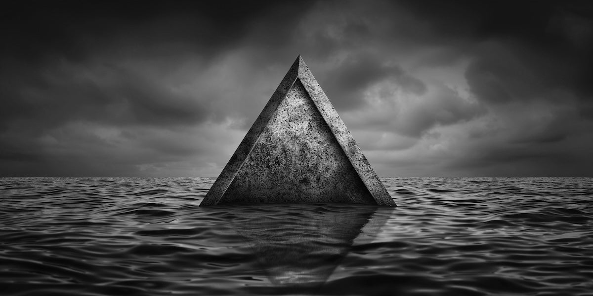 Papier peint nature - pyramide abstraite sur une mer sombre