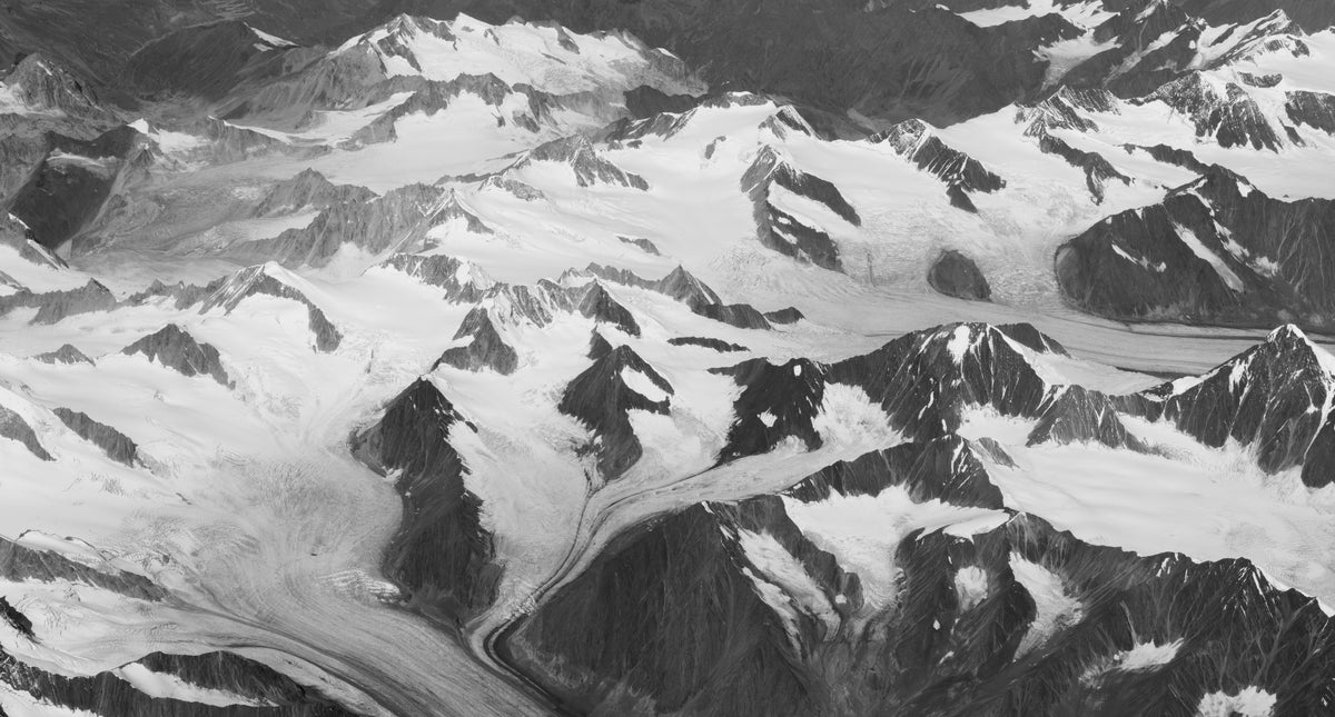 Schwarz-weiße Tapete - Gletscher und verschneite Berge
