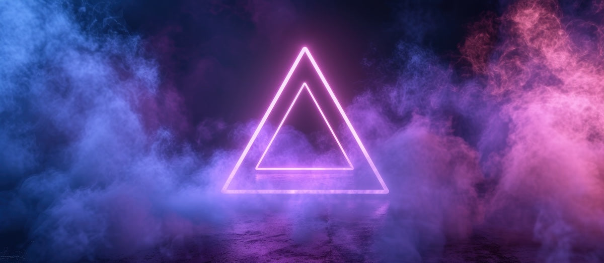 Papier peint géométrique - triangle néon violet et nuages sombres