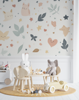 Papier Peint Enfant – Petites Créatures et Feuilles Douces