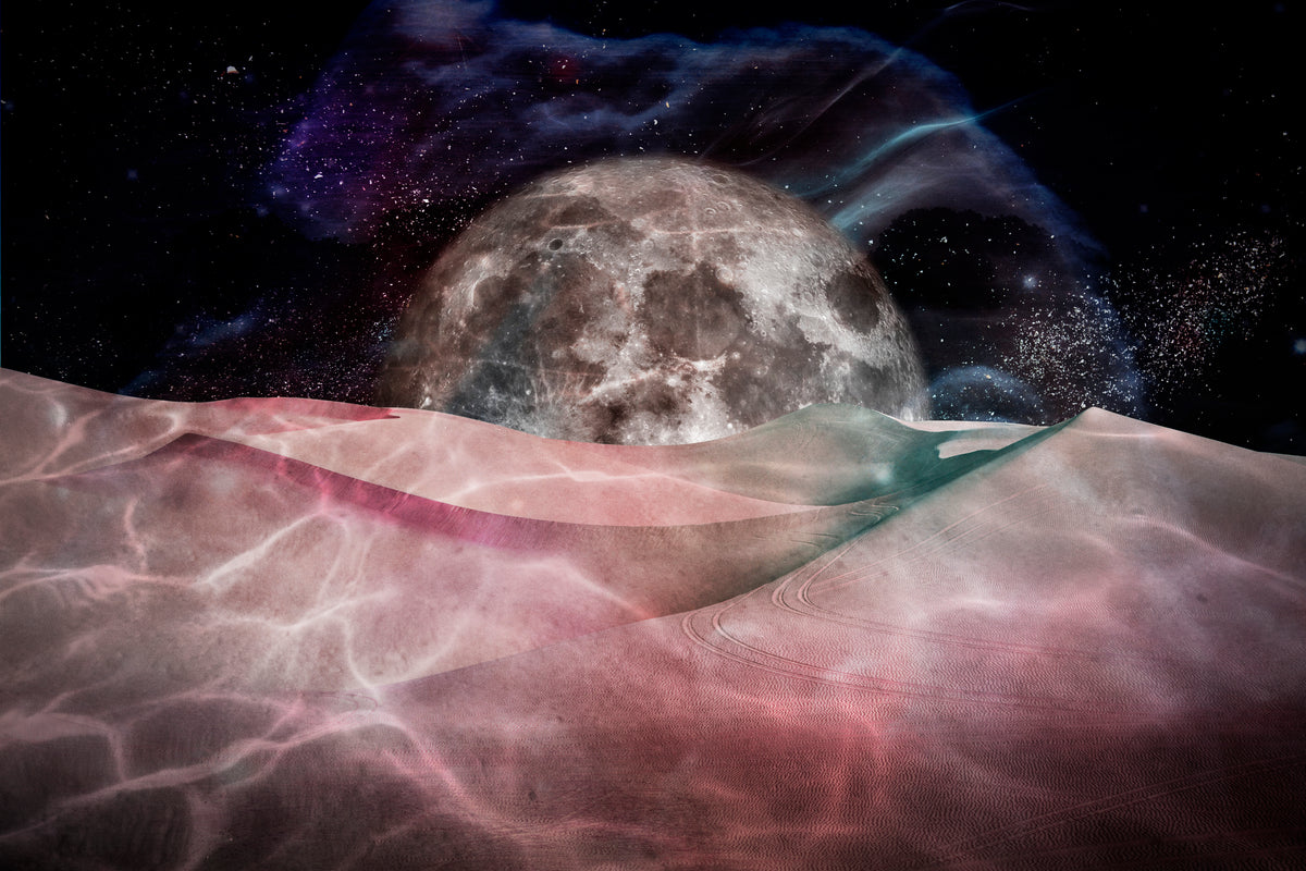 Weltraum-Tapete – Mond über rosa Dünen