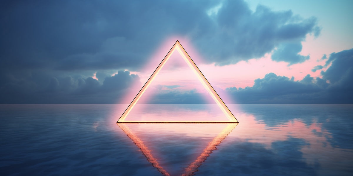 Papier peint nature - triangle lumineux doré au-dessus de l'océan