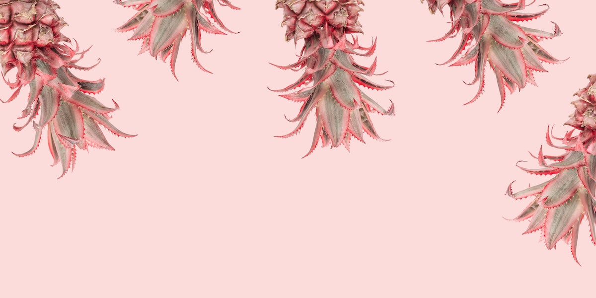 Papier peint nature - ananas roses suspendus fond crème