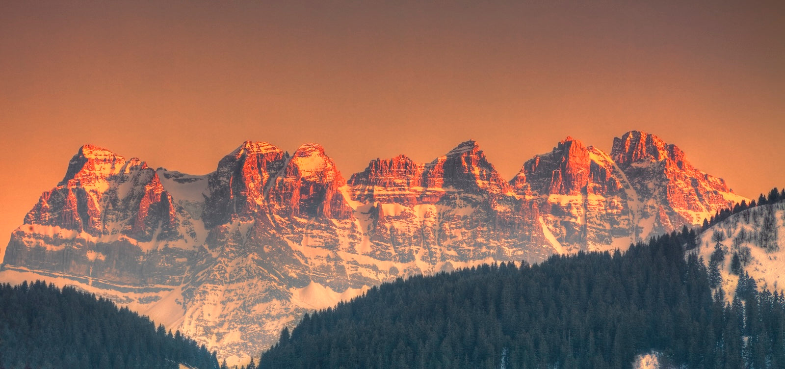 Papier Peint Montagne - Coucher de Soleil Rougeoyant