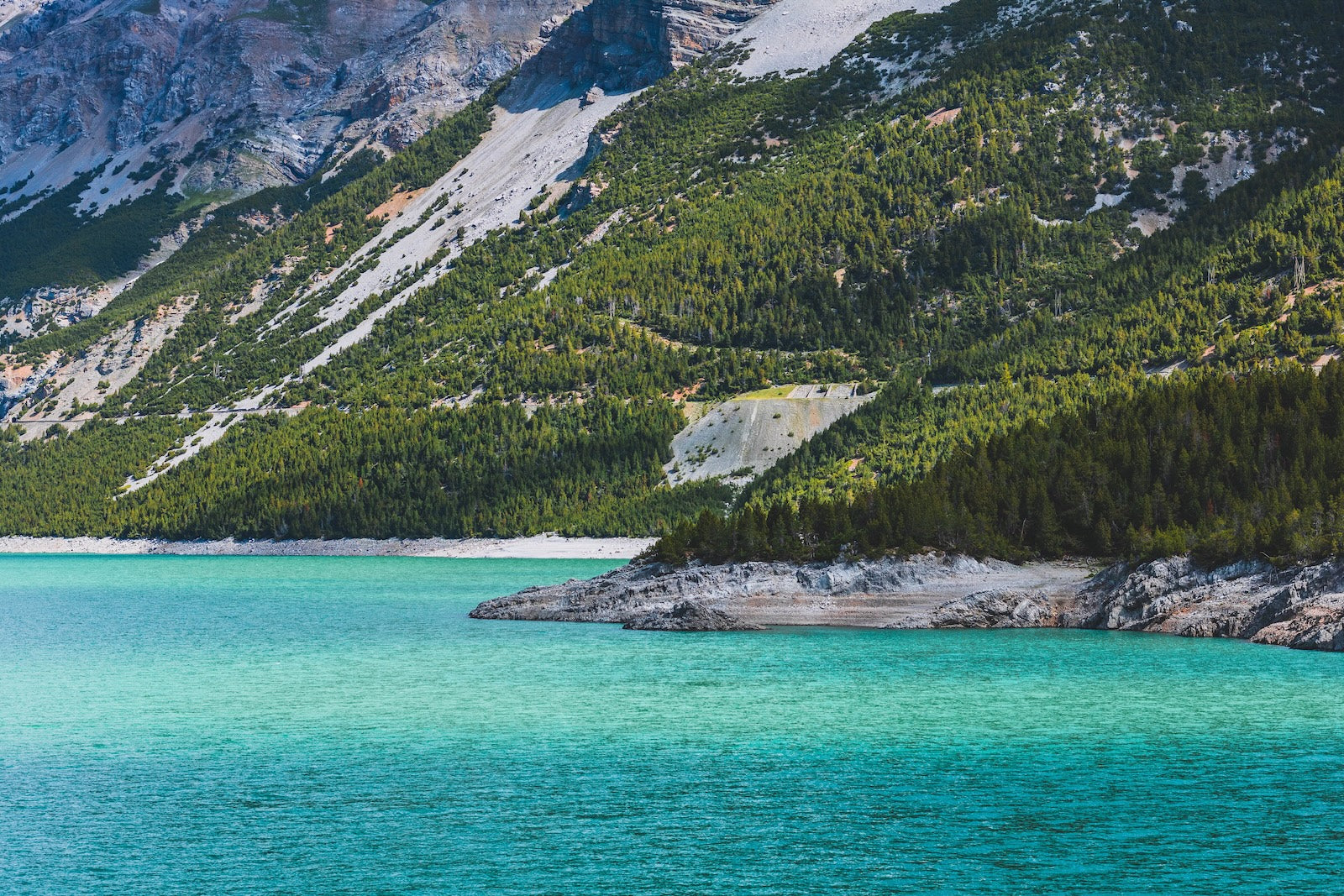 Papier Peint Montagne - Lac Turquoise et Sommets Verts