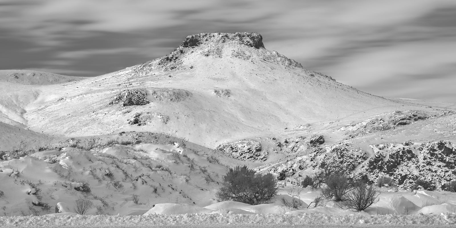 Papier Peint Noir et Blanc - Montagne Enneigée