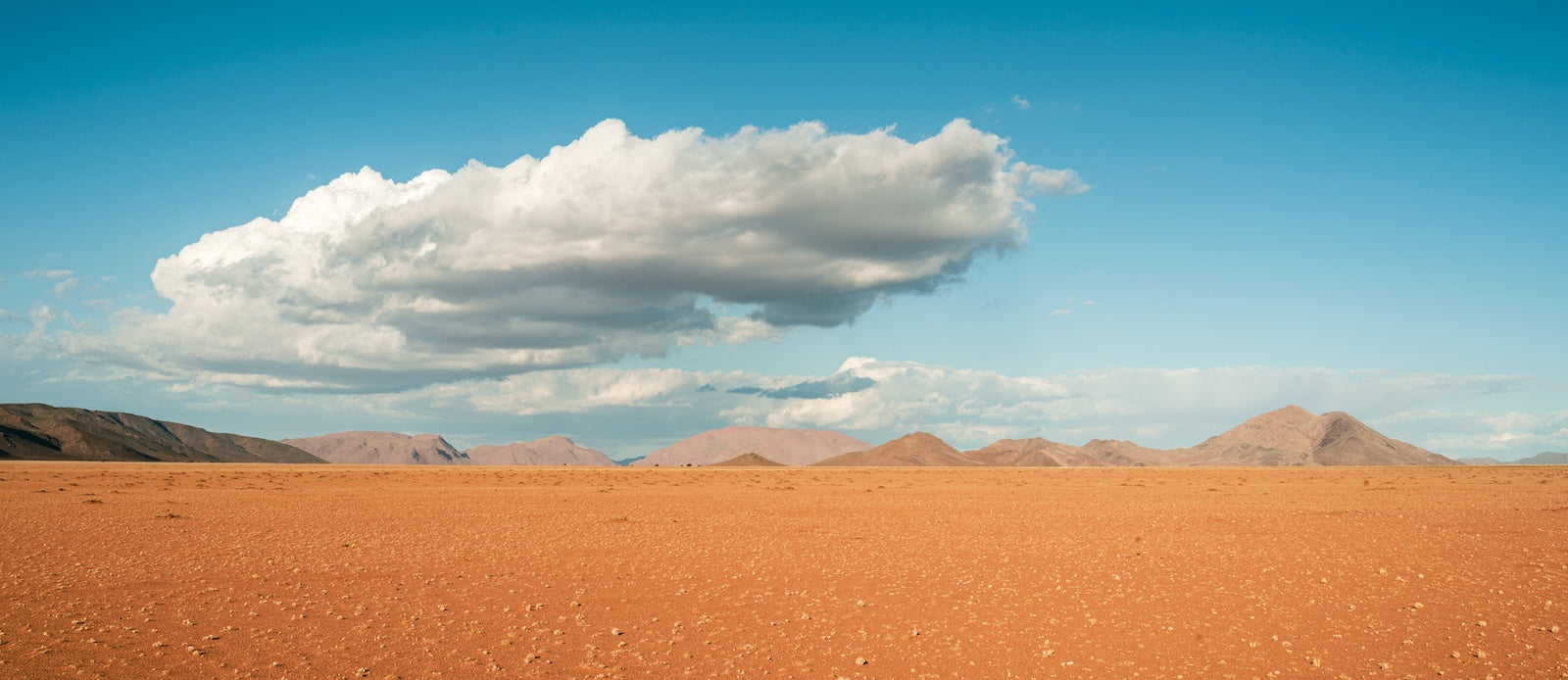 Papier Peint Désert - Nuage Isolé dans le Ciel Bleu