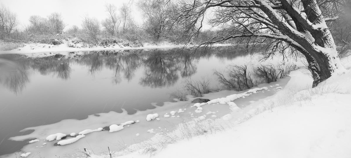 Papel tapiz en blanco y negro - Río en un paisaje nevado