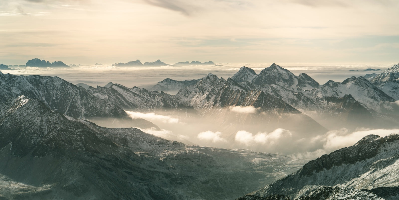 Papier Peint Montagne - Sommets Enneigés au-dessus des Nuages