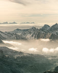Papier Peint Montagne - Sommets Enneigés au-dessus des Nuages