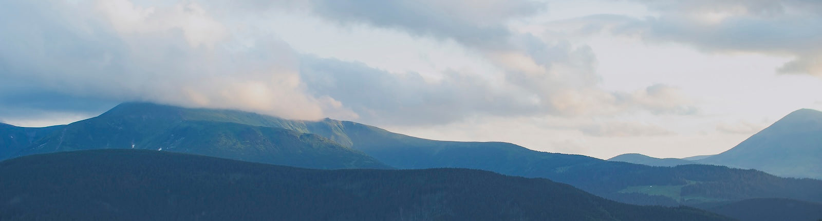 Papier Peint Ciels - Nuages sur Montagnes Bleues