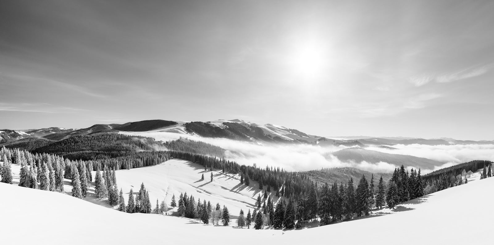 Papier Peint Noir et Blanc - Montagnes Enneigées et Brume