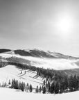 Papier Peint Noir et Blanc - Montagnes Enneigées et Brume