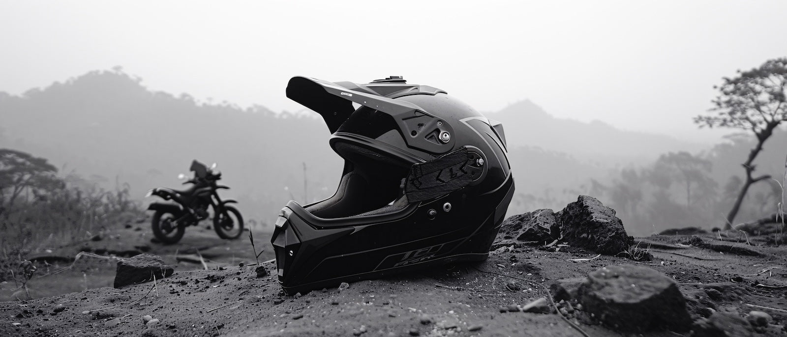 Papier Peint Moto - Casque Cross et Brume Noir et Blanc