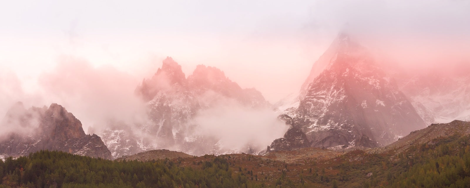 Papier Peint Montagne - Brume Rose et Sommets