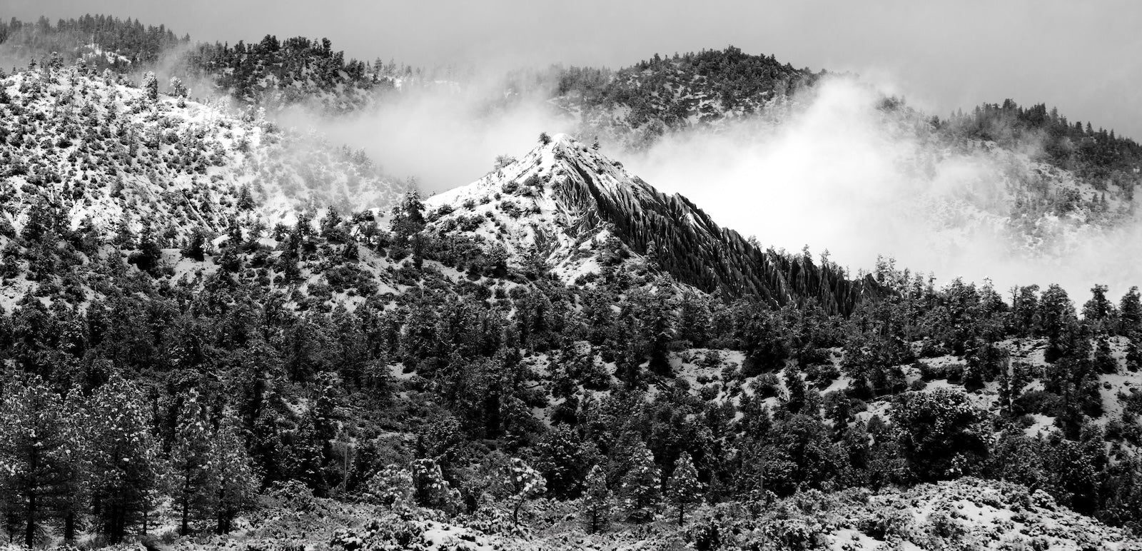 Papier Peint Noir et Blanc - Montagnes Enneigées