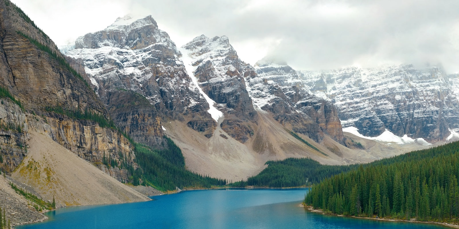 Papier Peint Montagne - Lac Turquoise et Sommets Enneigés