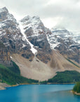 Papier Peint Montagne - Lac Turquoise et Sommets Enneigés