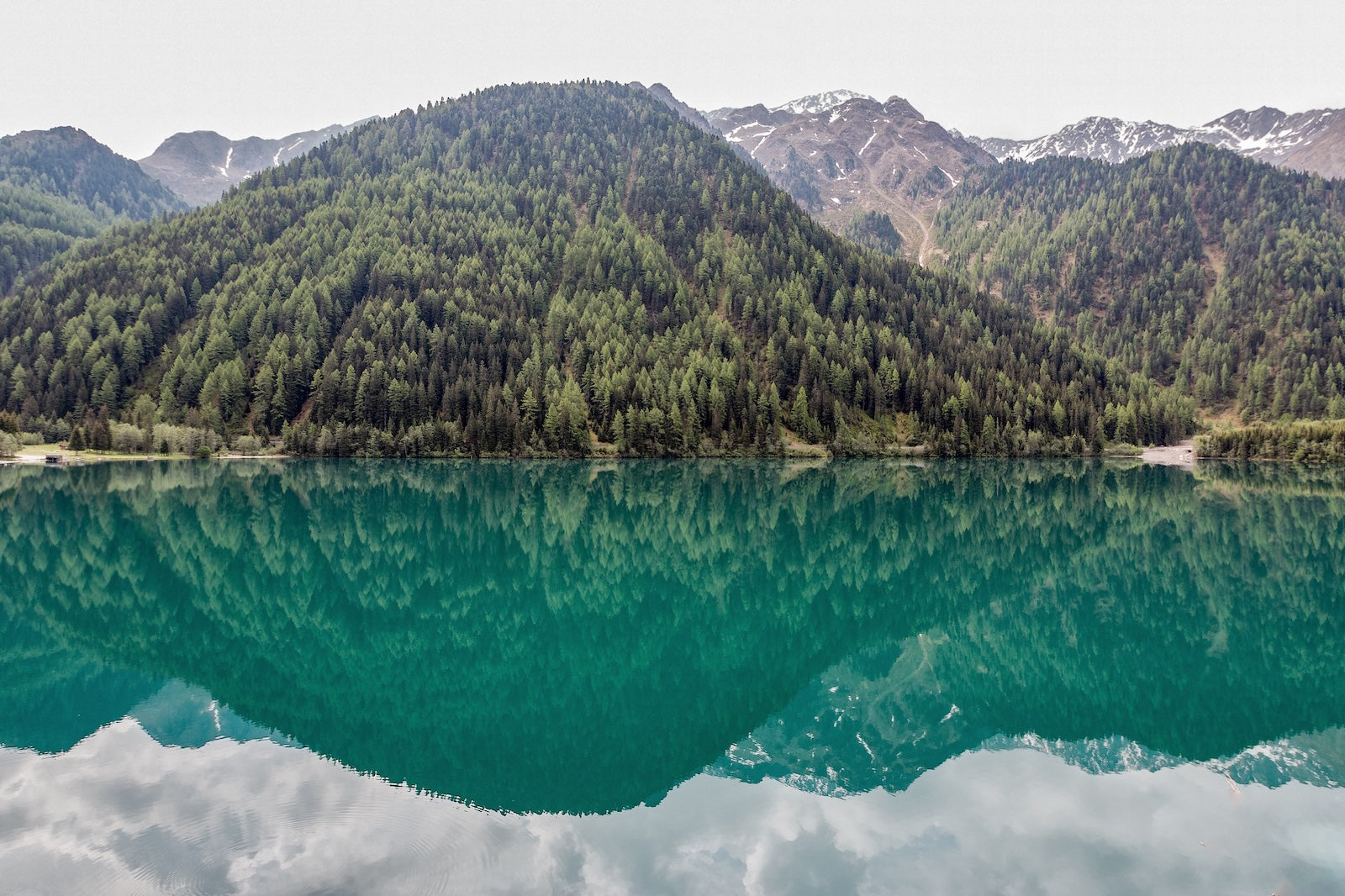 Papier Peint Montagne - Lac Émeraude et Reflet