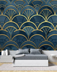 Papier Peint Art & Déco – Écailles Dorées sur Bleu Profond