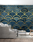 Papier Peint Art & Déco – Écailles Dorées sur Bleu Profond