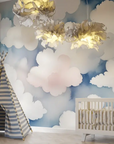 Papier Peint Enfant – Nuages Aquarellés dans un Ciel de Rêve