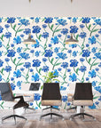 Papier Peint Floral – Fleurs Indigo sur Fond Ivoire