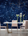 Papier Peint Floral – Arabesques Bleues sur Nuit