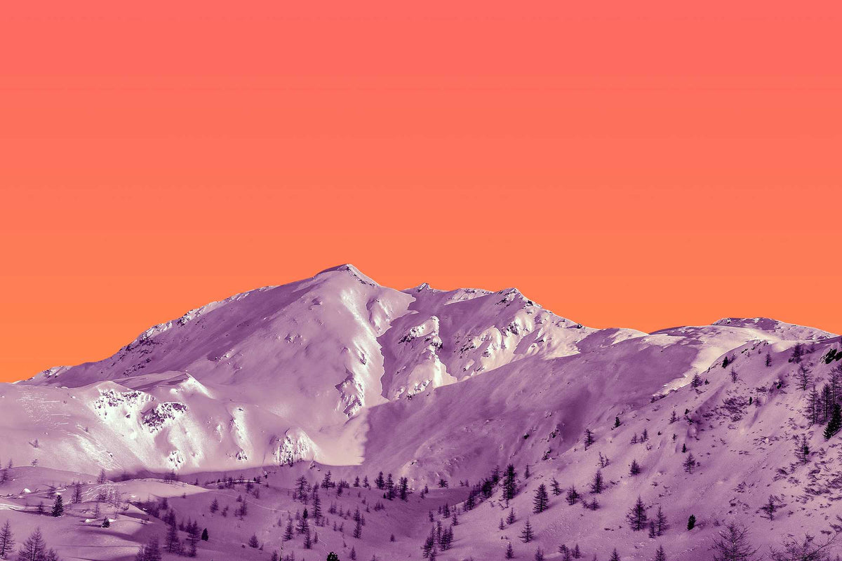 Landschafts-Tapete - Verschneiter Berg unter einem rosa-orangen Himmel