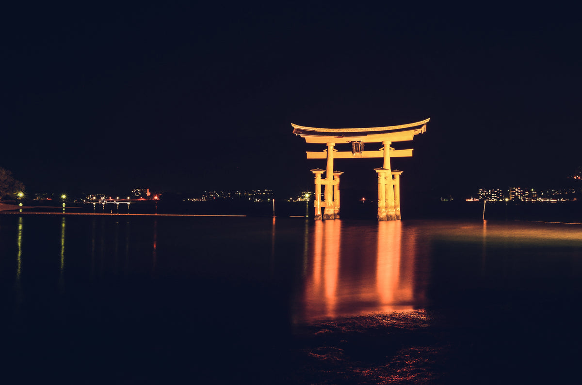 Papier peint japonais - Torii nocturne illuminé
