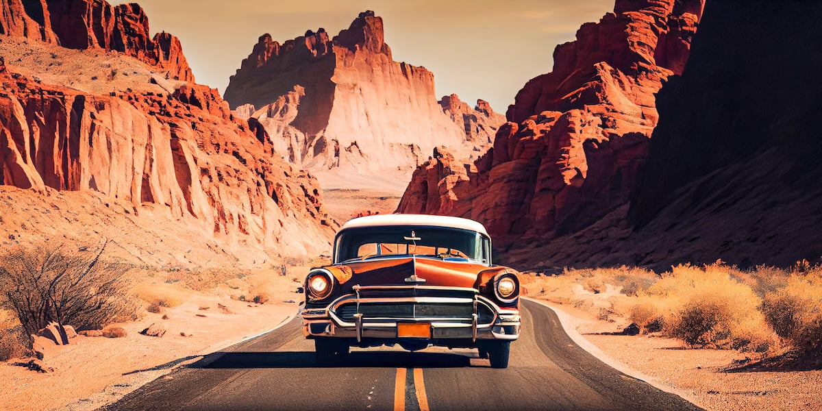 Papier peint voitures - voiture de collection orange sur une route de canyon