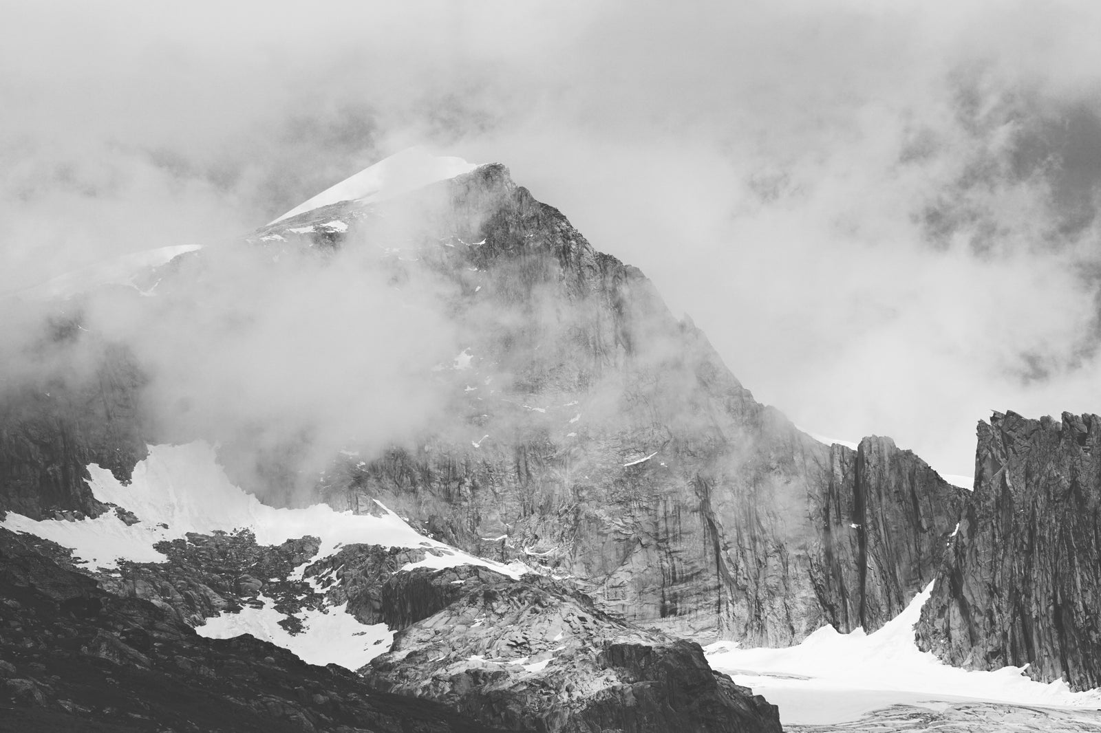 Papier Peint Montagne Noir & Blanc - Sommet Dans les Brumes