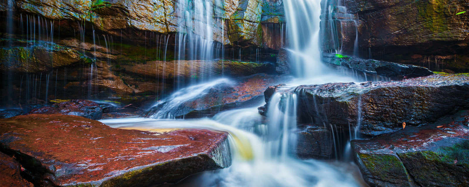 Papier peint cascades - ruisseau des gorges rocheuses