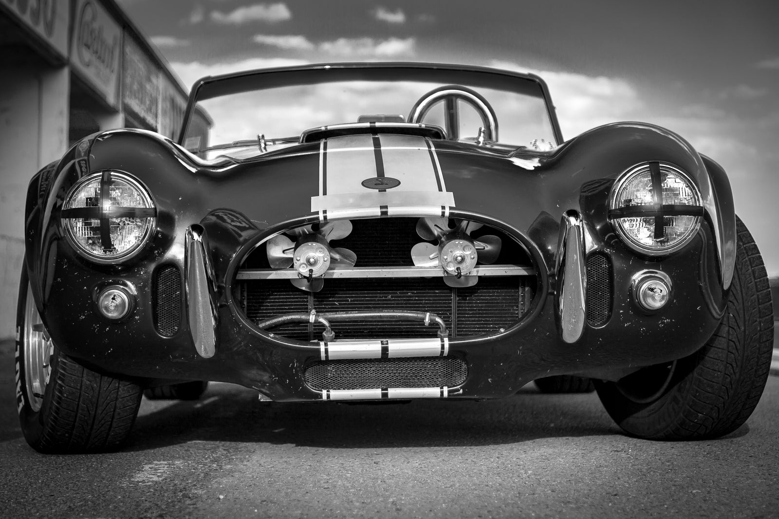 Vintage wallpaper – Iconic black and white sports roadster