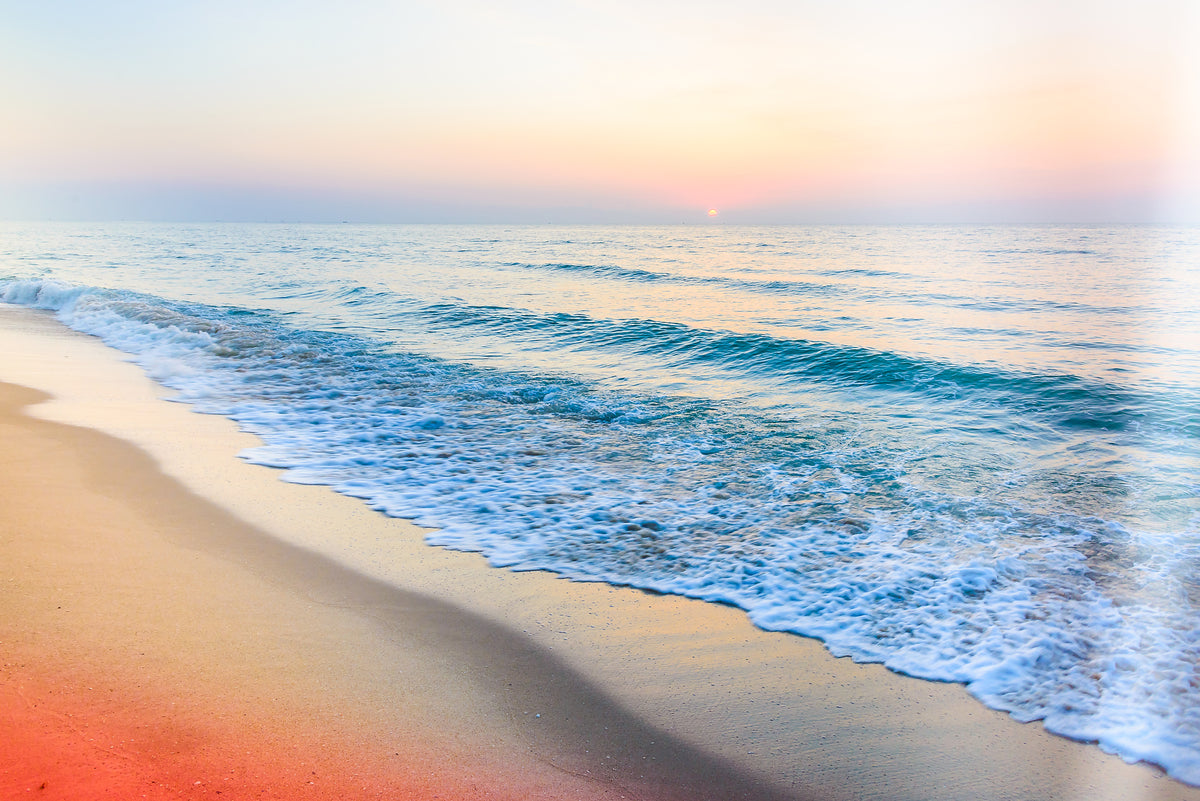 Papier peint plage - Vagues turquoise et sable clair au coucher du soleil