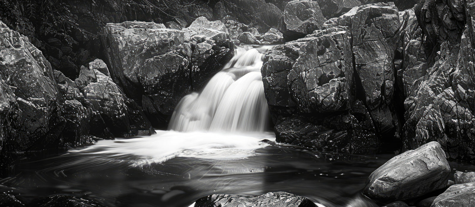 Papier peint cascades - torrent noir et blanc