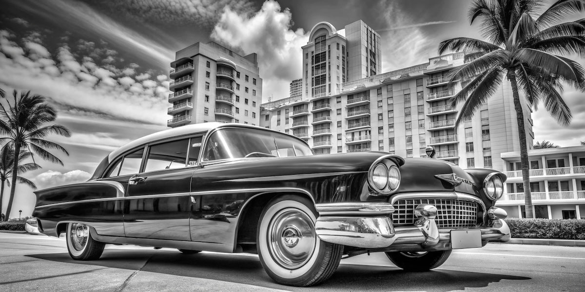 Papier peint voitures - voiture américaine classique en noir et blanc devant des palmiers